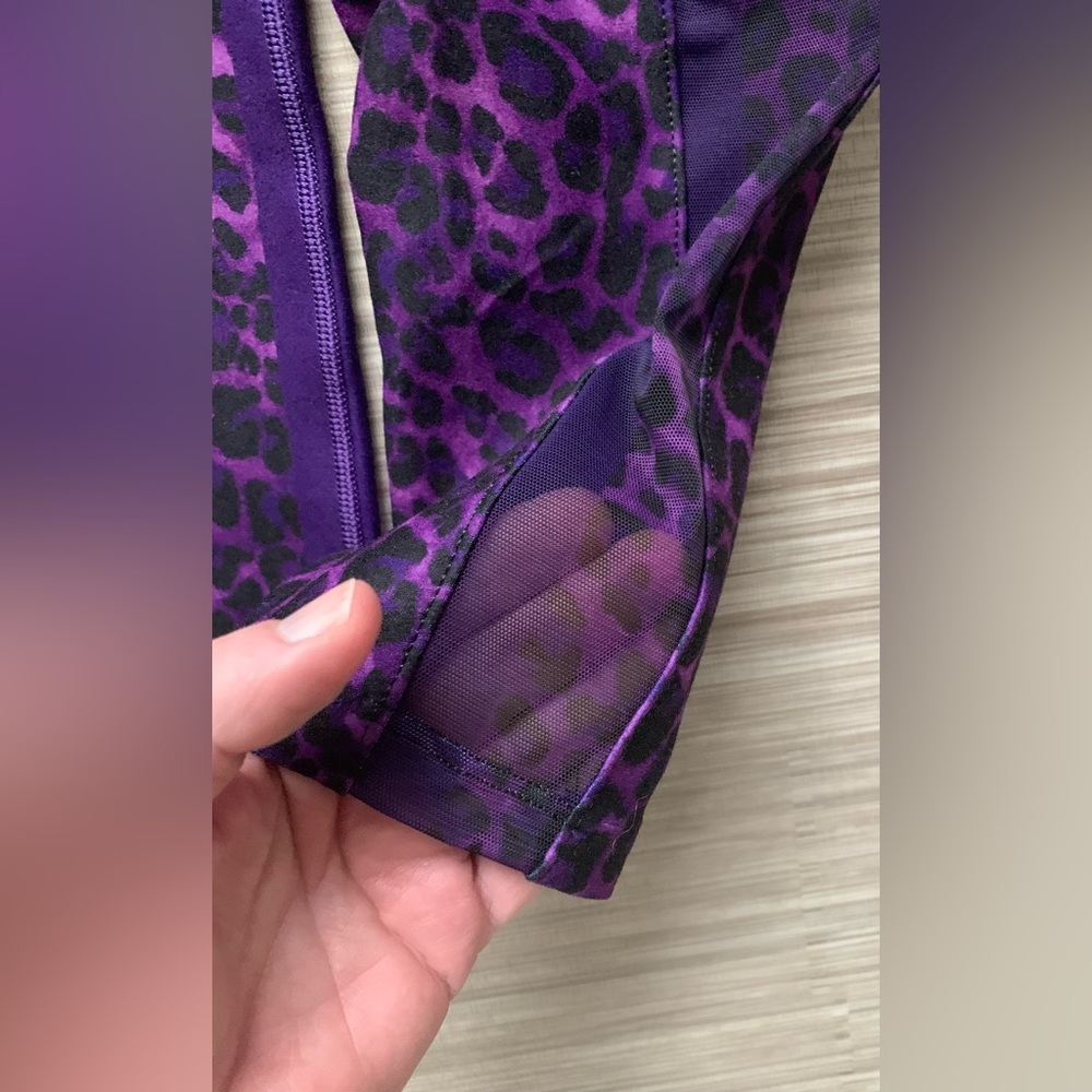Peloton X WITH brand matching sports bra + leggings set.  Two pockets!! - Picture 7 of 7
